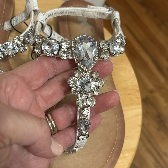 💕5/$15 T strap Bridal Sandals, NEW size 6 1/2 - Picture 3 of 3